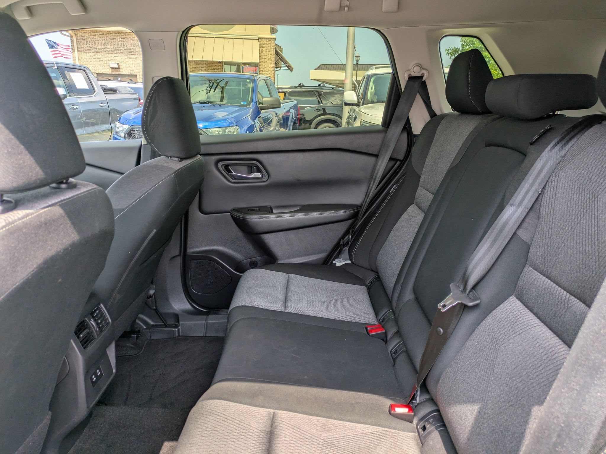 Certified 2025 Nissan Rogue SV FWD image 15