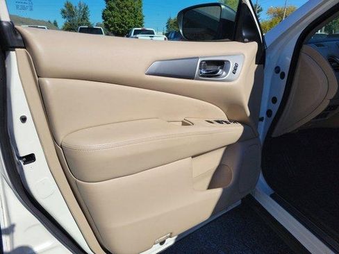 Used 2020 Nissan Pathfinder SL image 17