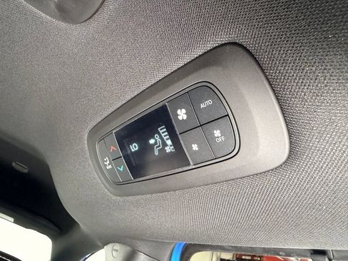 New 2027 Chrysler Pacifica Select AWD/4WD image 13