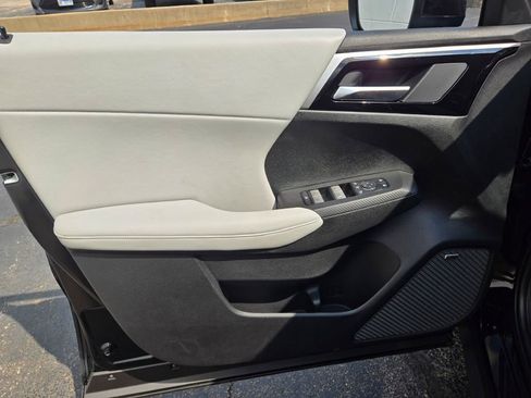 New 2025 Mitsubishi Outlander SE image 17