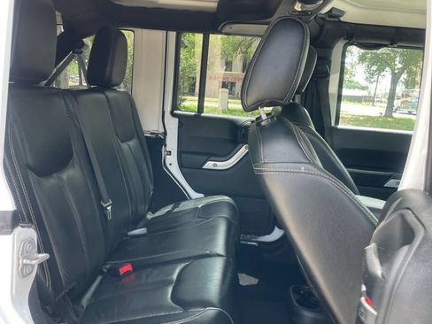 Used 2017 Jeep Wrangler Unlimited Rubicon AWD/4WD image 12