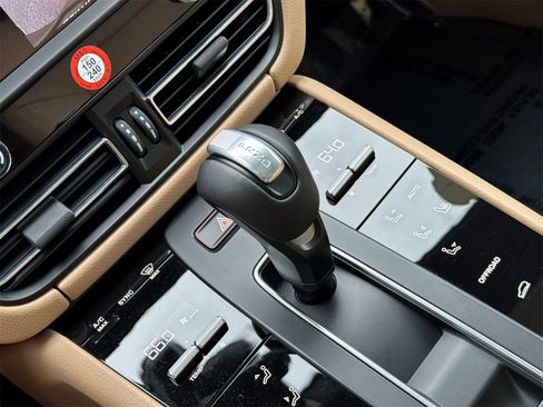 Used 2025 Porsche Macan image 25