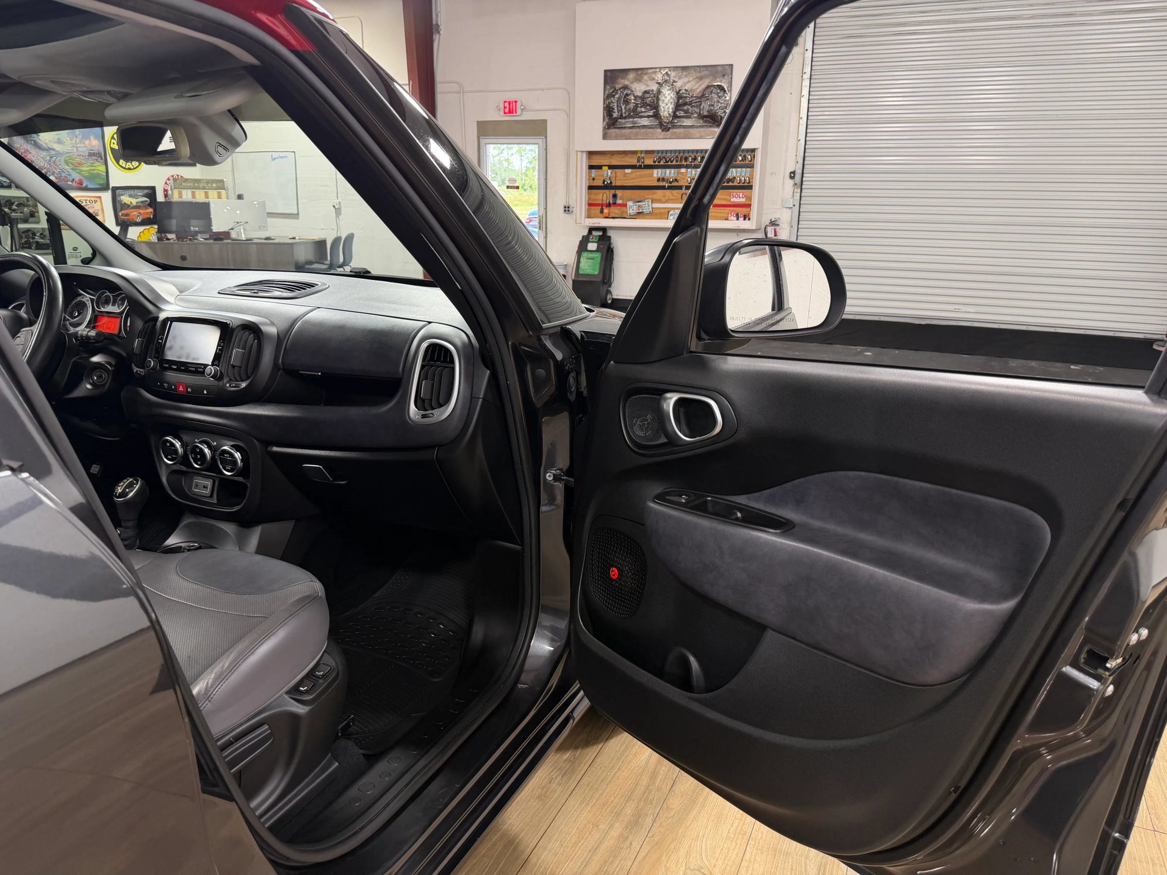 Used 2017 FIAT 500L Trekking w/ Dual-Pane Sunroof Package FWD image 19