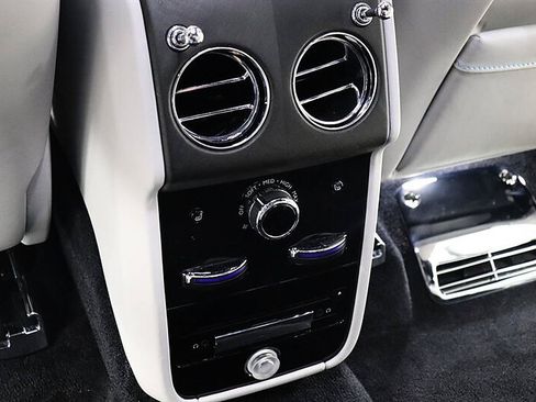 Used 2022 Rolls-Royce Cullinan w/ Cullinan Package AWD/4WD image 40
