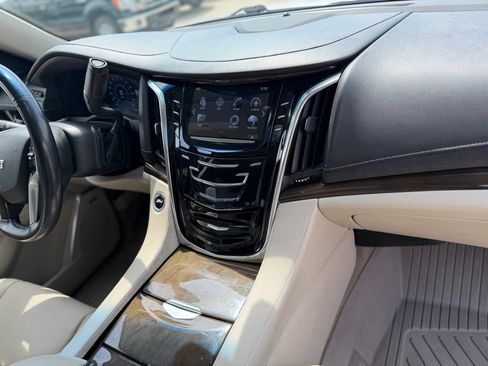 Used 2019 Cadillac Escalade Luxury AWD/4WD image 33