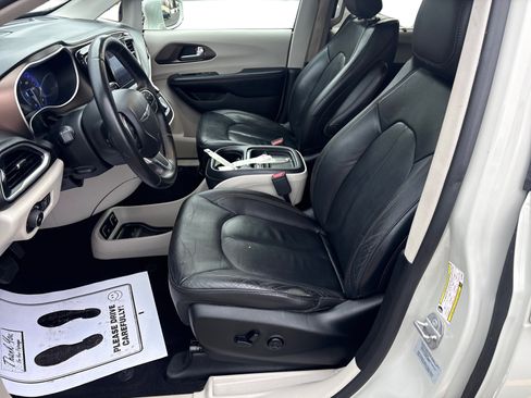 Used 2017 Chrysler Pacifica Touring-L image 9