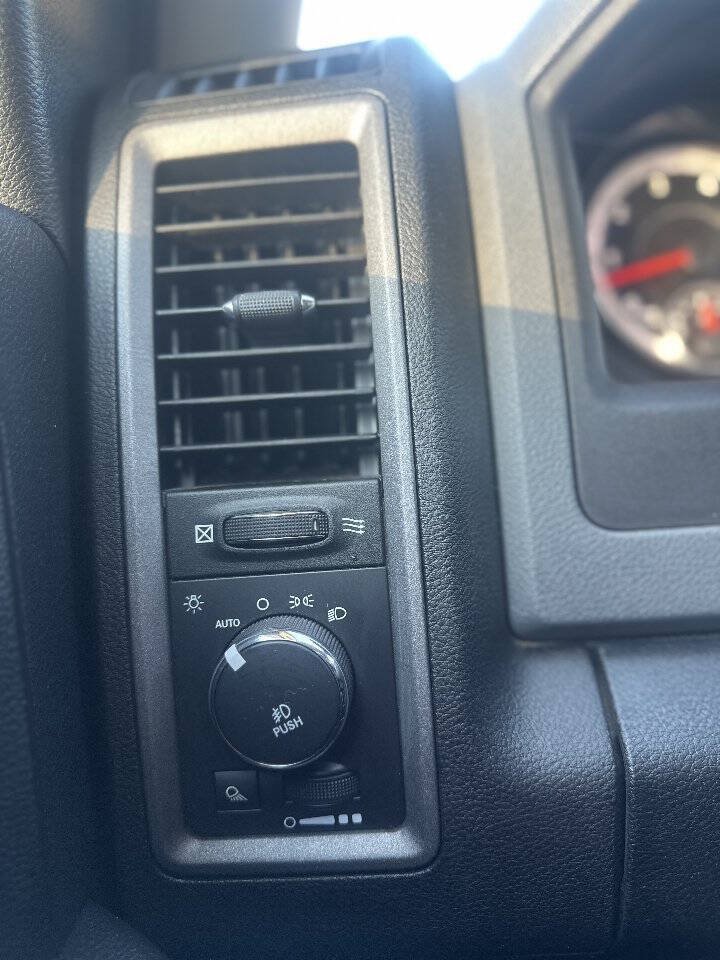 Used 2015 RAM 1500 Express w/ Black Ram 1500 Express Group AWD/4WD image 19