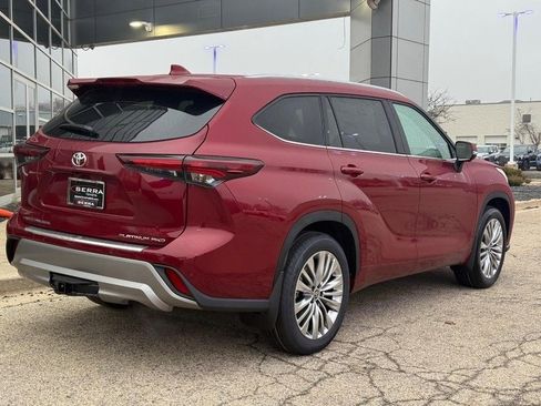 New 2026 Toyota Highlander Platinum image 3