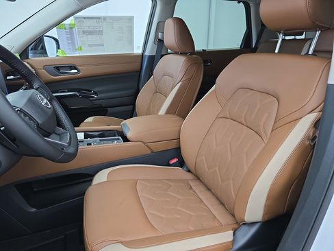 New 2026 Nissan Pathfinder Platinum image 16