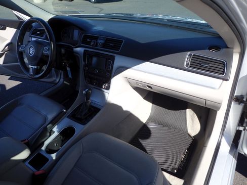 Used 2013 Volkswagen Passat TDI SE image 12