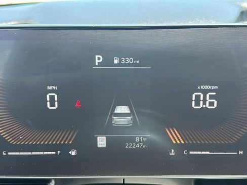 Used 2026 Kia Carnival FWD image 2