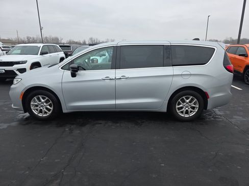 Used 2024 Chrysler Pacifica Touring-L image 5