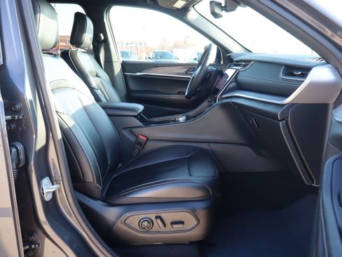 Used 2024 Jeep Grand Cherokee Limited w/ Black Appearance Package image 12