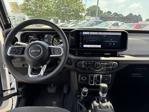 Used 2025 Jeep Wrangler Unlimited Sahara AWD/4WD image 21