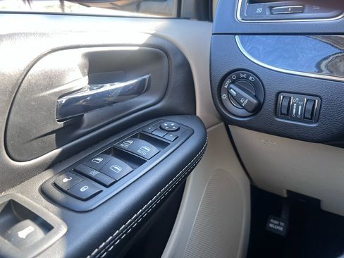 Used 2015 Chrysler Town & Country Touring image 21