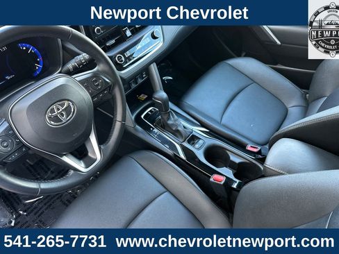 Used 2022 Toyota Corolla Cross XLE w/ Convenience Package image 11