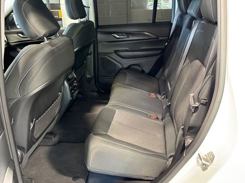 Used 2023 Jeep Grand Cherokee Laredo AWD/4WD image 8