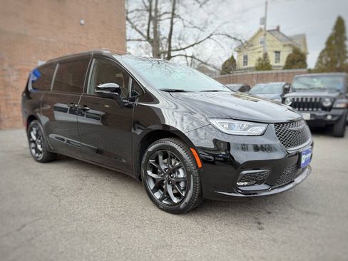 New 2026 Chrysler Pacifica Limited w/ S Appearance Package image 3