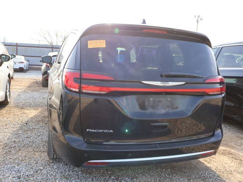 Used 2024 Chrysler Pacifica Touring-L image 18