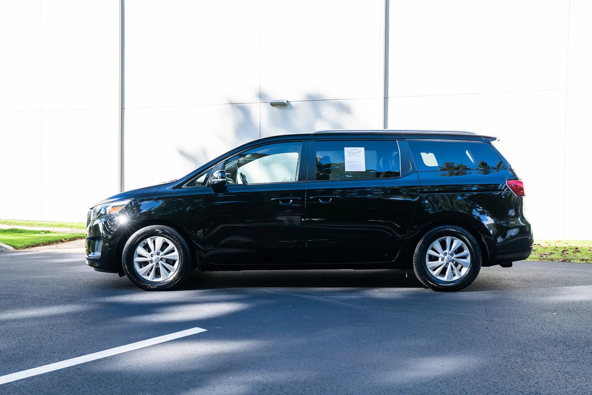 Used 2017 Kia Sedona LX w/ LX Essentials Premium Package FWD image 4