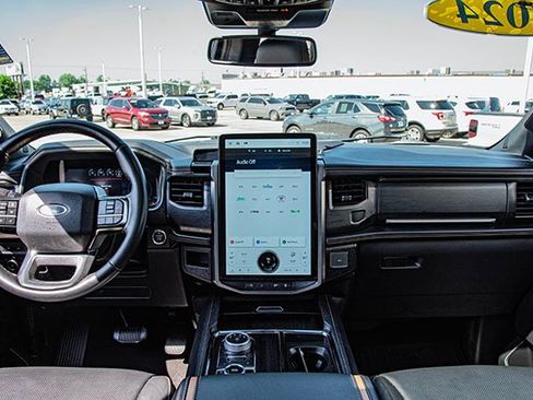 Used 2024 Ford Expedition Platinum image 5