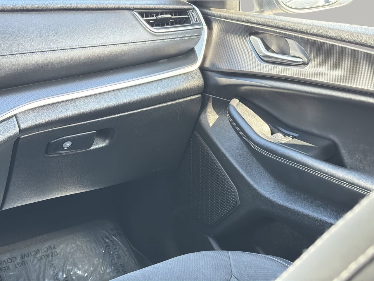 Used 2023 Jeep Grand Cherokee Laredo w/ Luxury Tech Group I RWD image 16