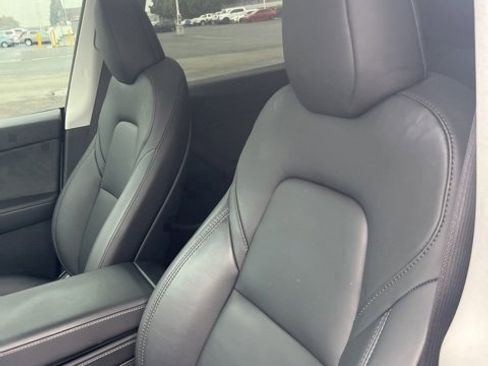 Used 2023 Tesla Model Y Performance image 2