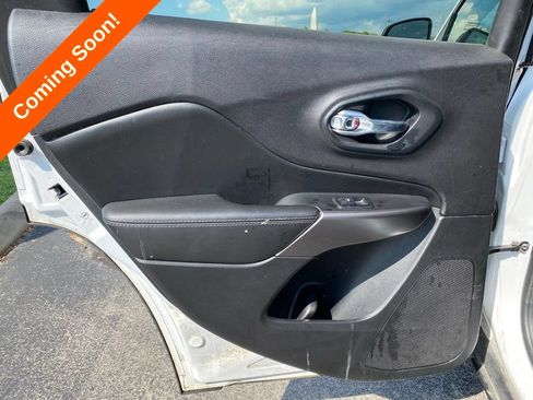 Used 2020 Jeep Cherokee Latitude FWD image 27
