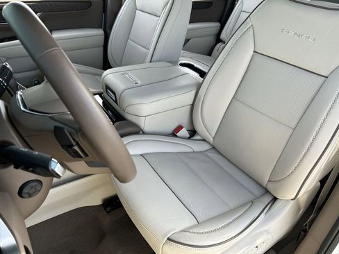 Used 2025 GMC Yukon XL Denali image 19