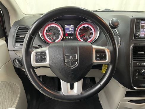 Used 2019 Dodge Grand Caravan SE w/ UConnect Hands-Free Group image 23