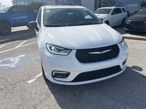 New 2026 Chrysler Pacifica Select image 8