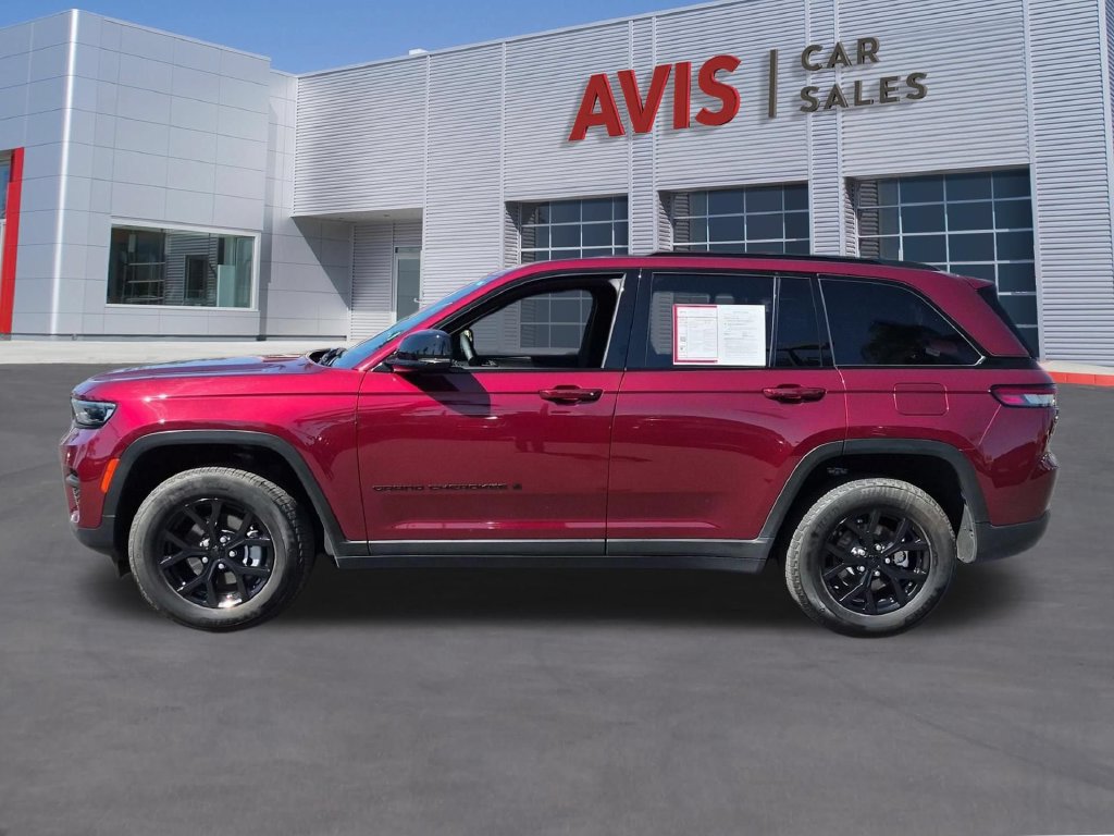 Used 2025 Jeep Grand Cherokee Altitude AWD/4WD image 10
