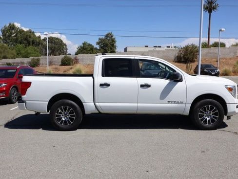 Used 2023 Nissan Titan SV image 3