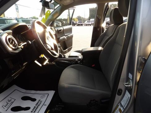 Used 2017 Toyota Tacoma TRD Sport image 29