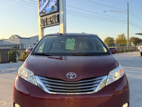 Used 2015 Toyota Sienna XLE image 2