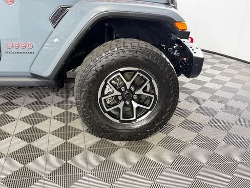 Used 2025 Jeep Gladiator Rubicon AWD/4WD image 32