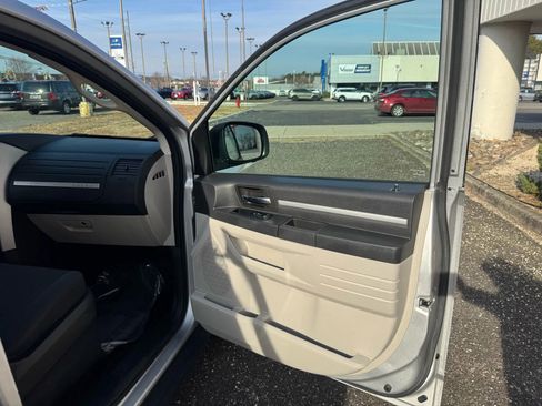 Used 2010 Dodge Grand Caravan SE w/ Climate Group image 19