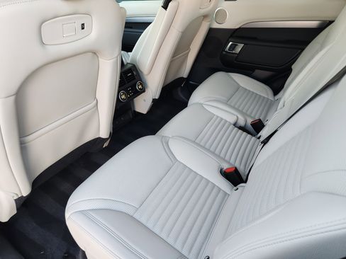 Certified 2025 Land Rover Discovery Dynamic SE image 32