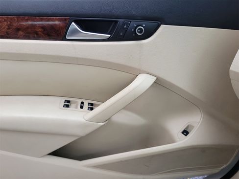 Used 2012 Volkswagen Passat 3.6 SEL Premium image 28