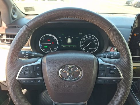 Used 2024 Toyota Sienna Platinum AWD/4WD image 23