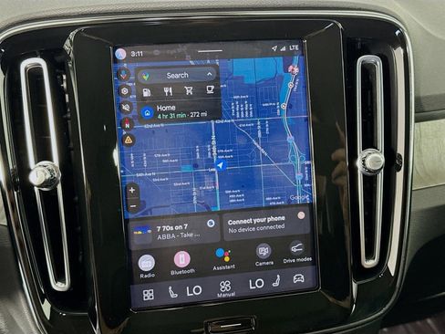 Used 2023 Volvo XC40 B4 Ultimate image 17