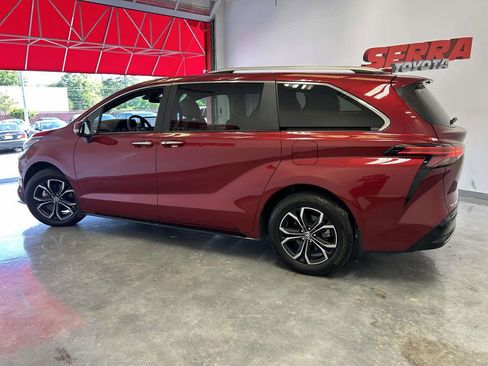 Used 2025 Toyota Sienna Platinum AWD/4WD image 6