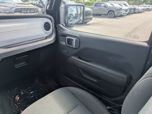 Used 2025 Jeep Wrangler Unlimited Sahara AWD/4WD image 18