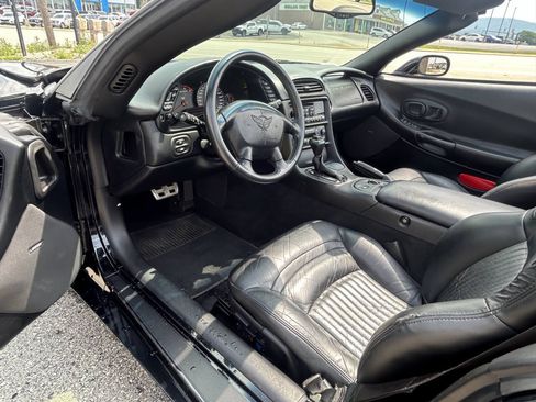 Used 2004 Chevrolet Corvette Convertible w/ Preferred Equipment Group RWD image 20