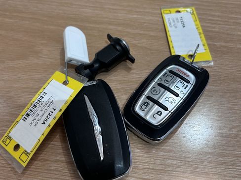 Used 2020 Chrysler Pacifica Limited w/ Tire & Wheel Group image 4