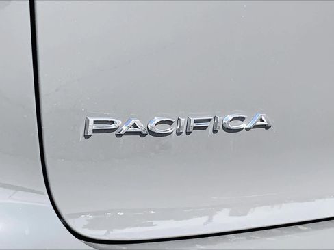 Used 2025 Chrysler Pacifica Select image 10