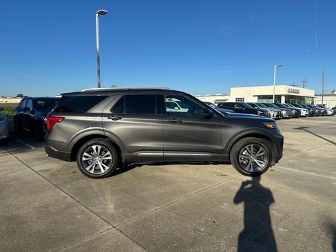 Used 2020 Ford Explorer Platinum w/ Premium Technology Package image 4