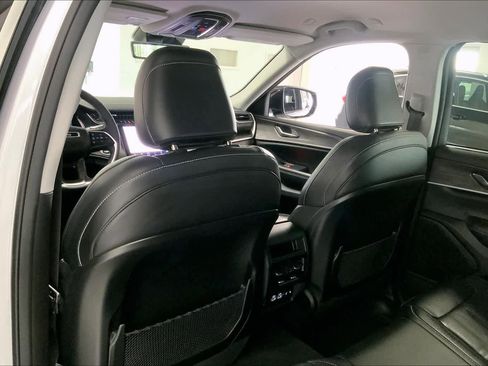 Used 2023 Jeep Grand Cherokee Limited w/ Luxury Tech Group II image 11