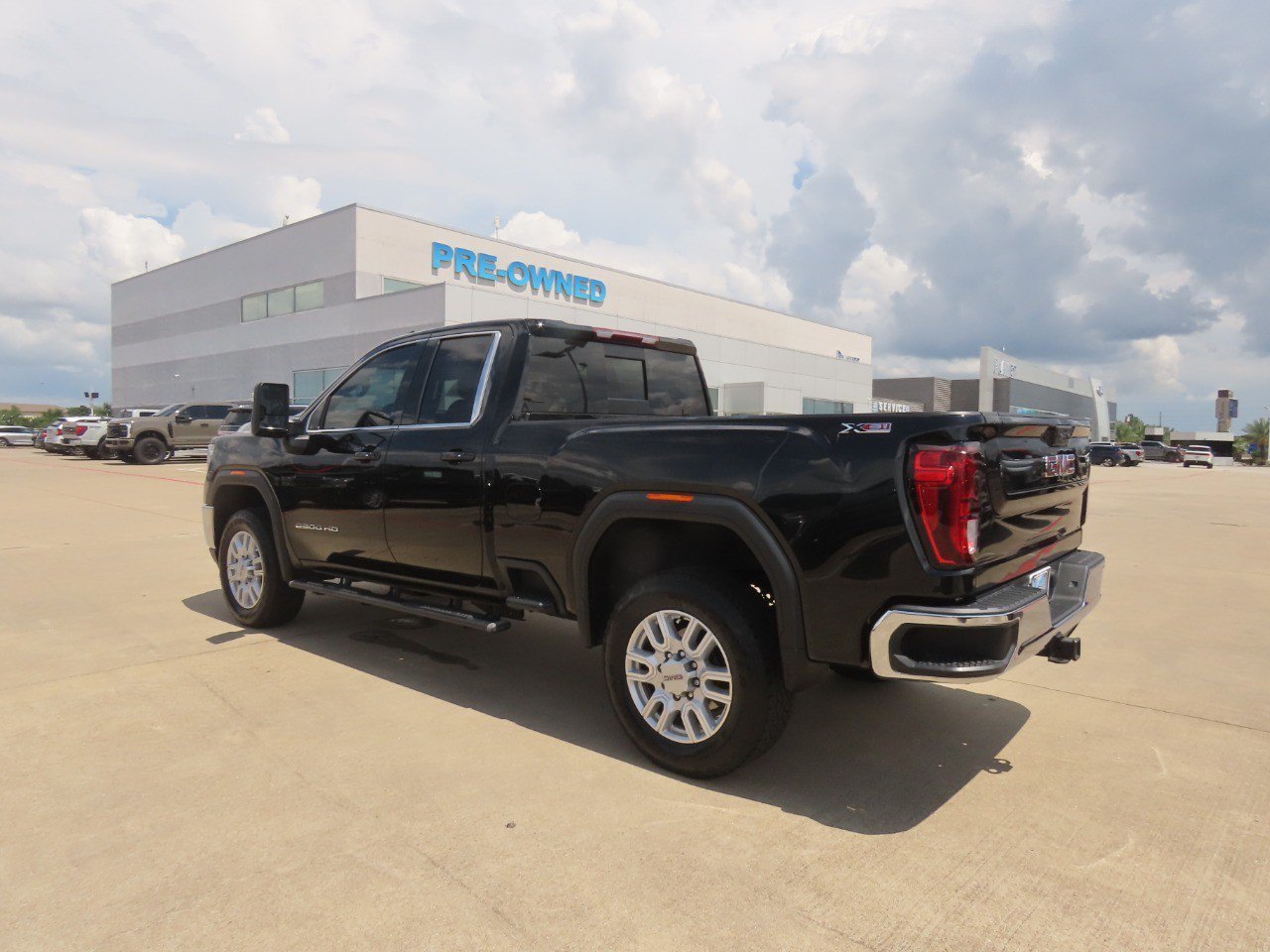 Used 2022 GMC Sierra 2500 SLE w/ SLE Value Package; AWD/4WD image 16