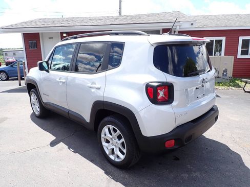 Used 2017 Jeep Renegade Latitude AWD/4WD image 4